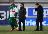 Fussball 1. Bundesliga : (v. li.) Enttaeuschung Maskottchen Fritzle Trainer Bruno Labbadia, Sportdirektor Fredi Bobic (VfB Stuttgart)