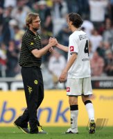 Fussball 1. Bundesliga: Trainer Juergen Klopp (li, Borussia Dortmund) mit Roel Brouwers (re, Borussia Moenchengladbach)