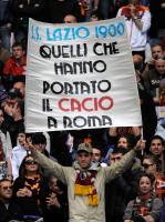 FUSSBALL SERIE A:  Rom Fans mit Plakaten