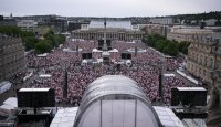 Fussball DFB Pokal Finale 24/25: Arminia Bielefeld - VfB Stuttgart, Public Viewing auf dem Schlossplatz