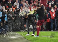 Fussball 1. Bundesliga Saison 21/22: JUBEL FC Bayern Muenchen feiert die 32. Meisterschaft