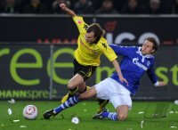Fussball 1. Bundesliga : Kevin Grosskreutz (li, Borussia Dortmund)  gegen Benedikt Hoewedes (re, FC Schalke 04)