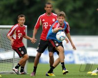 Fussball 1. Bundesliga Saison   2011/2012 : Rafinha , Luiz Gustavo , Thomas Mueller (v. li., FC Bayern Muenchen)