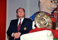 Fussball Hoeness mit Meisterschale auf der Meisterfeier