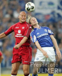 Fussball 1. Bundesliga: Schalke - Kaiserslautern, Zweikampf