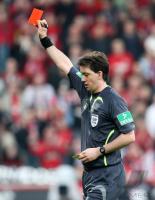 Fussball 1. Bundesliga: Schiedsrichter Manuel GRAEFE zeigt Rot