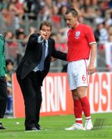 FUSSBALL INTERNATIONAL: Trainer Fabio CAPELLO mit John TERRY (England)