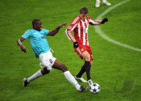 Fussball Champions League  Saison 2010/2011: Dominique Kivuvu (li, CFR 1907 Cluj) gegen Toni Kroos (re, FC Bayern Muenchen)