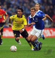 Fussball 1. Bundesliga : Lucas Barrios (li, Borussia Dortmund) gegen Benedikt Hoewedes (re, FC Schalke 04)