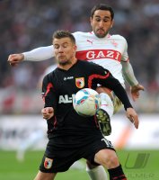 Fussball 1. Bundesliga  Saison 11/12:  Daniel Baier (li, FC Augsburg) gegen Cristian Molinaro (VfB Stuttgart)