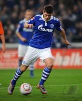 Fussball: 1. Bundesliga Saison 2010/2011: Schalke, HUNTELAAR am Ball