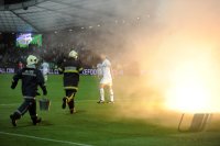 Fussball International EM Qualifikation:  Fans werfen eine brennende Rauchbombe auf das Spielfeld