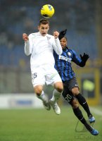 FUSSBALL SERIE A:  Miroslav Klose (li, Lazio Rom) gegen Joel Chukwuma Obi (Inter Mailand)