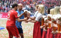 Fussball, 1. Bundesliga  Saison 13/14: Jubel FC Bayern Muenchen mit Schale