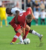 Fussball International  U 20 Laenderspiel:  Reinhold Yabo (li, Deutschland) gegen Tomasz Holota (re, Polen)