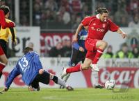 Fussball 1. Bundesliga: Bielefeld - Bayern, Zweikampf