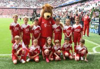 Fussball 1. Bundesliga Saison 14/15: FC Bayern Maskottchen Berni mit Audi Einlaufkids