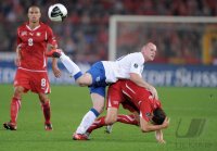 Fussball International EM 2012-Qualifikation: Wayne ROONEY (li, England) gegen Stephan LICHTSTEINER (re, Schweiz)