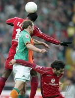 Fussball 1. Bundesliga: Bremen - Kaiserslautern, Zweikampf