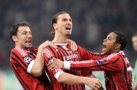 Fussball CHL  Saison 2011/2012: JUBEL mit Mark Van Bommel (li.) Zlatan Ibrahimovic (Mitte) und Robinho (AC Mailand)