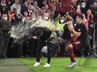 Fussball 1. Bundesliga Saison 21/22: JUBEL FC Bayern Muenchen feiert die 32. Meisterschaft