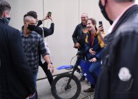 Tesla-Chef Elon Musk besucht Biopharma-Unternehmen Curevac