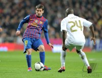 FUSSBALL International  COPA DEL REY  11/12:  Lionel Messi (li, Barca) gegen Lassana Diarra (Real Madrid)