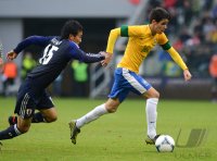 FUSSBALL INTERNATIONAL: Yasuyuki KONNO (li, Japan) gegen Oscar (Brasilien)