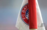 Fussball 1. Bundesliga, Saison 2011/2012:  Eckfahne mit dem Logo vom FC Bayern Muenchen