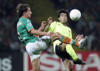 Fussball Champions League: Bremen - Barcelona, Zweikampf
