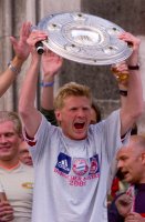 Fussball: Stefan Effenberg jubelt mit der Meisterschale