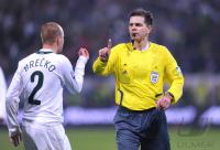 Fussball International  Play Off, Miso Brecko (SLO) mit Schiri Terje Hauge