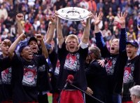 Fussball  1. Bundesliga  2000/2001: JUBEL FC Bayern Muenchen mit Meisterschale