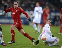 Fussball 1. Bundesliga, Saison 2012/2013:  Franck Ribery (li, FC Bayern Muenchen) gegen Daniel Baier (FC Augsburg)