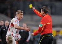 Fussball 1. Bundesliga  Saison 2010/2011: Pavel Pogrebnyak (VfB Stuttgart) bekommt von  Schiri Thorsten Kinhoefer die Gelbe Karte gezeigt