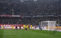 Fussball 1. Bundesliga : Zweikampf im Schneegestoeber