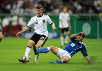 FUSSBALL INTERNATIONAL: Toni KROOS (li, Deutschland)  gegen Ermin ZEC (re, Bosnien)