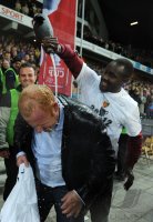 Fussball  International: Pokalfinale Schweiz 11/12; Champagnerdusche fuer Trainer Heiko Vogel (FC Basel)