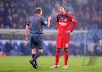 Fussball 1. Bundesliga : Stefan Kiessling (Leverkusen)  mit Schiri Lutz Wagner