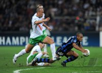 Fussball Champions League  Saison 2010/2011: Mikael Silvestre (li, SV Werder Bremen)   gegen Jonathan Biabiany (re, Inter)