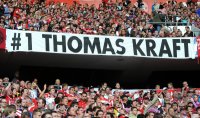 Fussball 1. Bundesliga : BAYERN FANS MIT einem Banner, NUMMER 1 THOMAS KRAFT