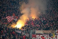 Fussball 1. Bundesliga : Bayern Fans mit einem Bengalischen Feuer