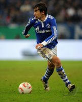 Fussball: DFB Pokal  Saison 2010/2011, Viertelfinale: Schalke, RAUL am Ball