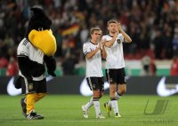 Fussball International  Testspiel: JUBEL mit dem Maskottchen Paule, Philipp LAHM, Thomas MUELLER (v. li., Deutschland)
