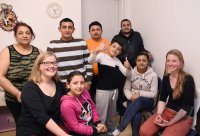 Gruppenbild der Framile Knezev in einer Fluechtlingsunterkunft