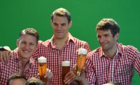 Fussball 1. Bundesliga 14/15: FC Bayern Muenchen mit Weissbier