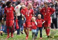 Fussball, 1. Bundesliga  Saison 13/14: Jubel FC Bayern Muenchen mit Schale