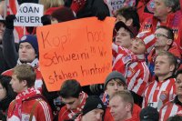 Fussball DFB Pokal 10/11: FC Bayern Fans mit Pro Schweinsteiger Plakat