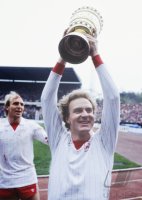 Fussball DFB Pokal Finale 1982: Rummenigge mit Pokal