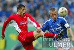 Fussball 1. Bundesliga: Schalke - Cottbus, Zweikampf